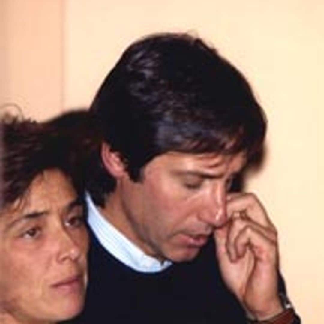 Emilio Aragón y su mujer, Aruca, en el funeral del humorista Mané en diciembre de 2001
