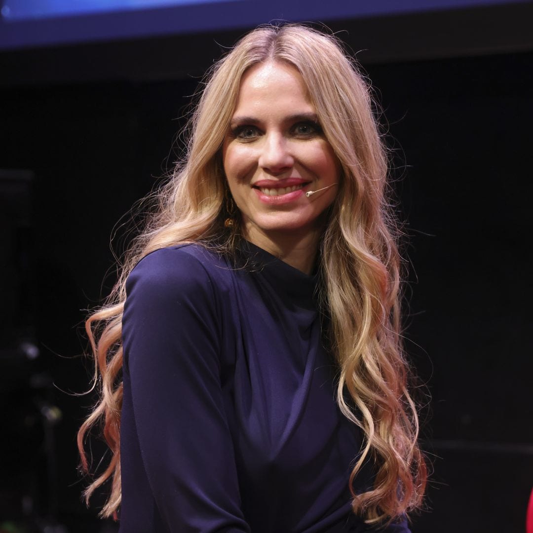 Vanesa Romero con cabello largo rubio, sonríe en un evento.