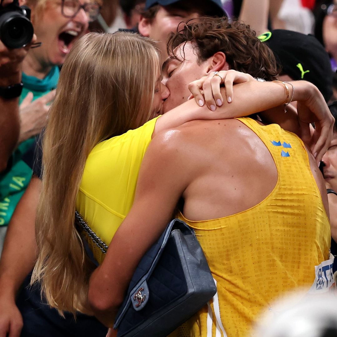 De récord en récord… y de beso en beso: la romántica celebración del atleta Armand Duplantis