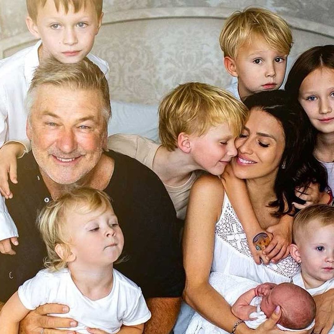 ¡Un equipo de ensueño! Alec e Hilaria Baldwin comparten su primer posado familiar con su séptima hija