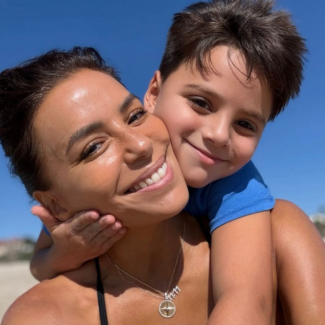 Eva Longoria y su hijo Santiago despiden las vacaciones de verano en la playa