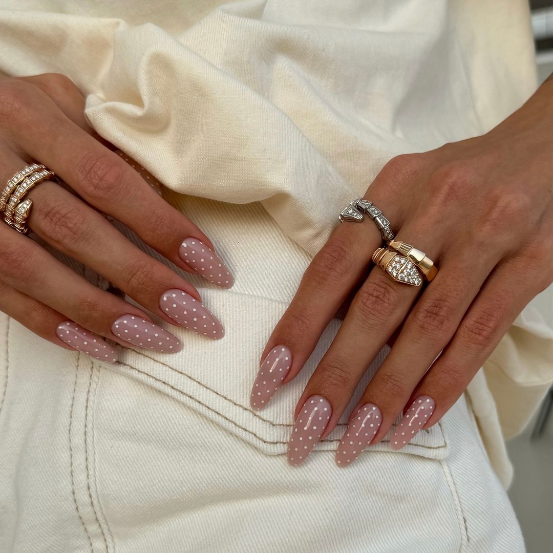 Cómo hacerte las 'polka dots nails' en casa: las uñas de lunares que arrasan este invierno