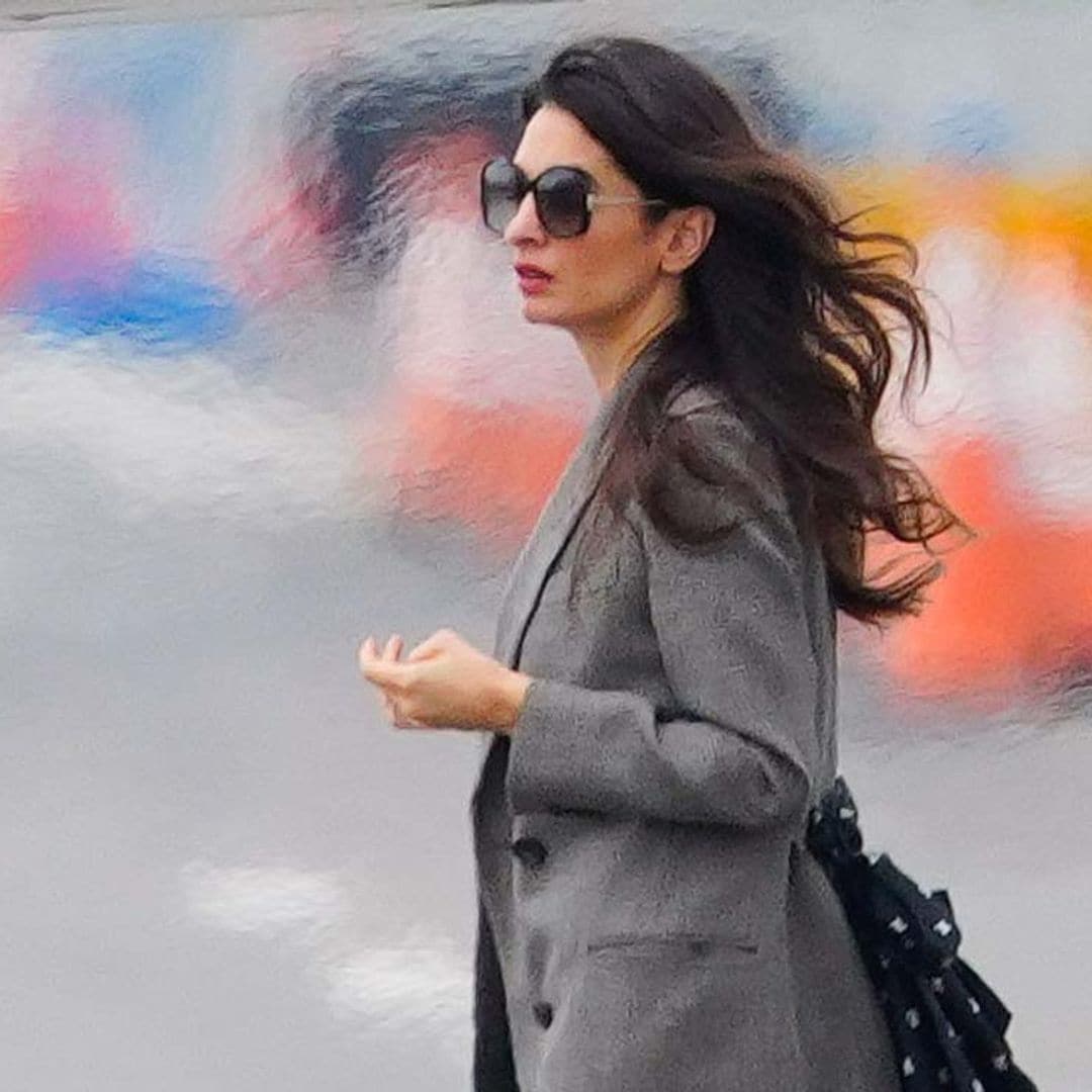 Amal Clooney apuesta por viajar cómoda con vaqueros de campana y zapatillas