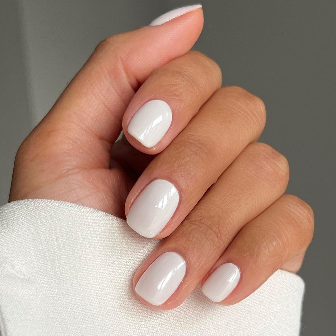 12 manicuras en 'Cloud Dancer': cómo estrenar el color de 2026 en tus uñas