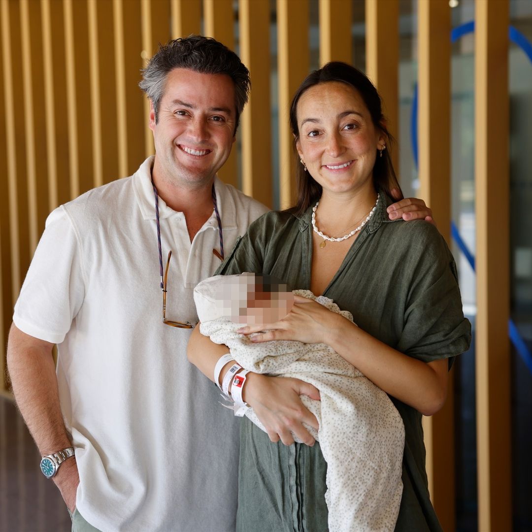 Lucía Pombo y Álvaro López Huerta, emocionados, presentan a su hija Lola Belén a la salida del hospital: "Estamos en una nube"