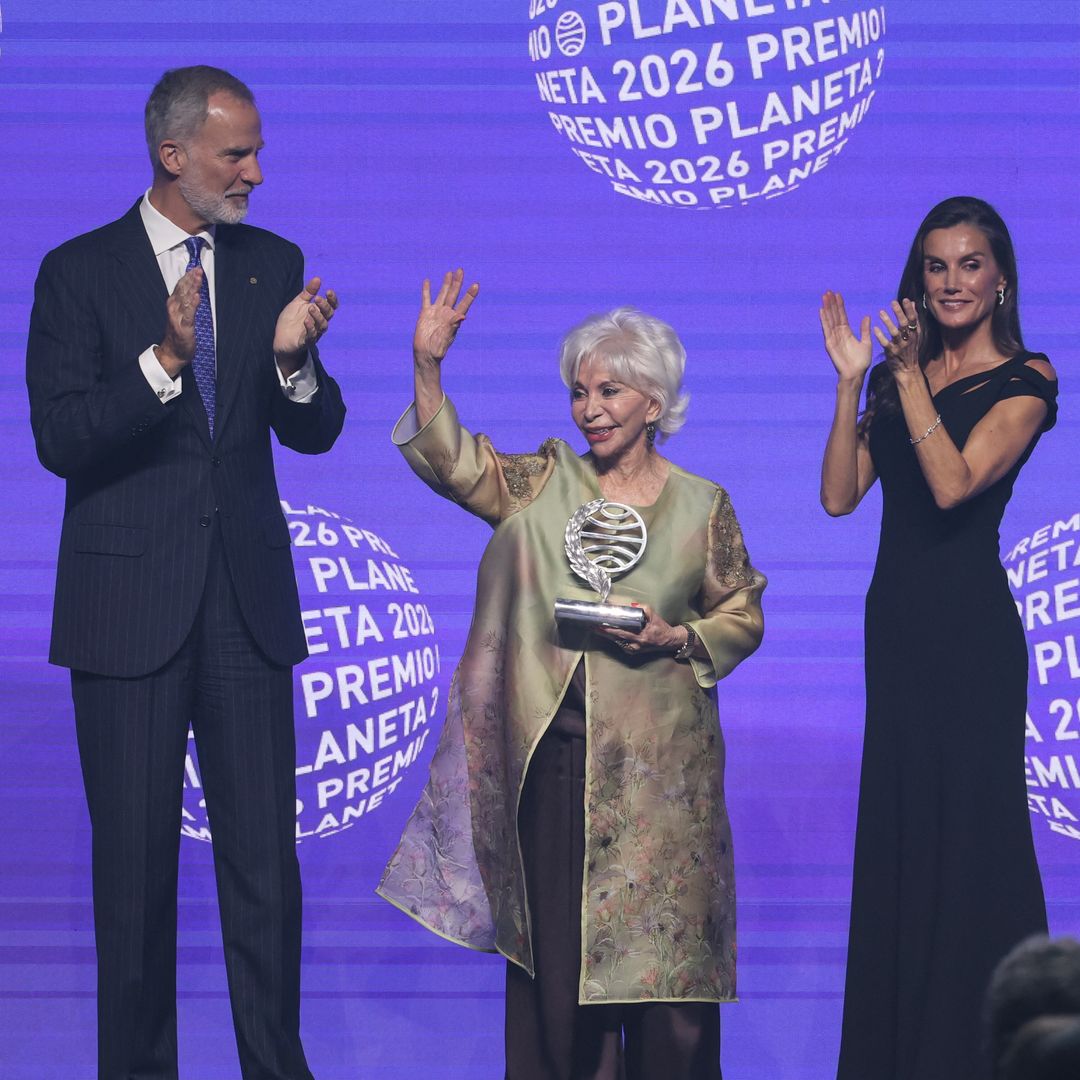 La escritora recibió el premio de Letizia y Felipe VI.