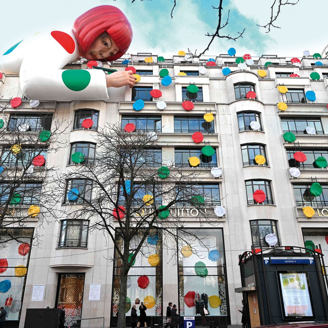 ARTE CATÁRTICO 
Intervención en la tienda de Louis Vuitton de París. 
