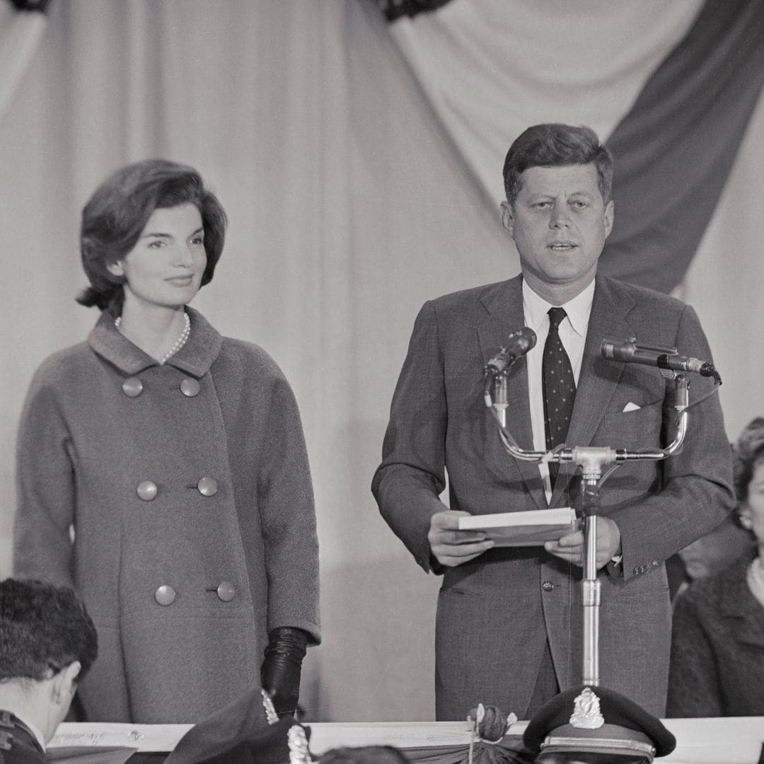 El abrigo de la 'victoria' de Jackie Kennedy, símbolo de una era, sale a subasta, ¿superará todos los récords?