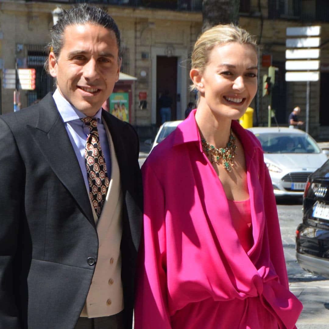 Marta Ortega, una invitada de fucsia con un original diseño relajado y 'taconazos' transparentes