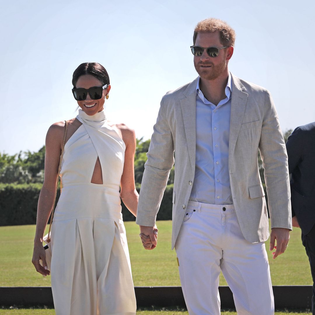 El look minimalista de Meghan Markle en Los Hamptons: traje de lino con chaleco ‘halter’ y pantalón holgado