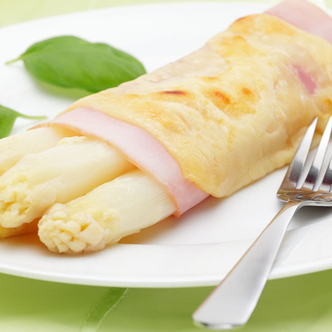 Espárragos blancos con jamón y queso