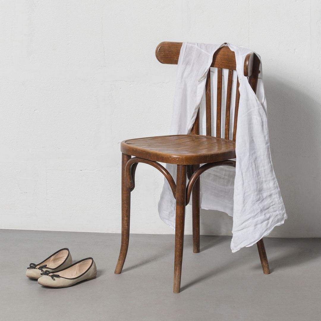 La psicología dice que las personas que dejan la ropa en una silla no son desordenadas, sino que suelen ser más prácticas