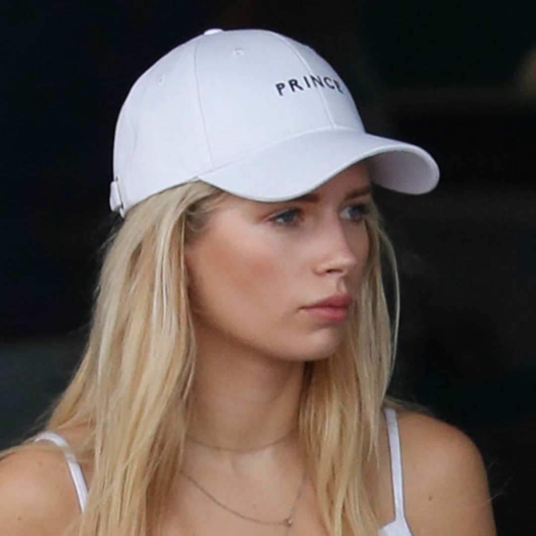 Lottie Moss convierte el chándal blanco en su 'look' más ibicenco