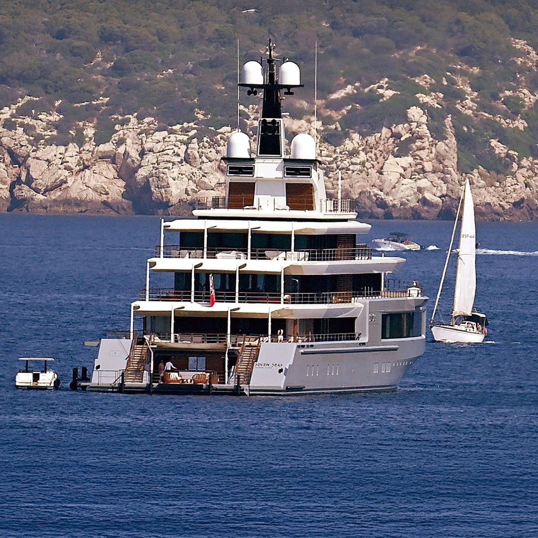 Junto a su yate Seven Seas, de 215 millones