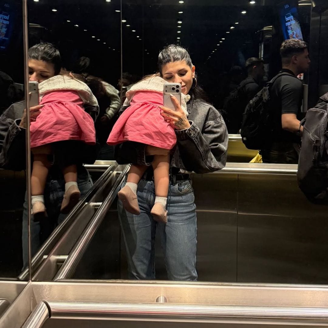 Cazzu con su pequeña Inti en brazos.