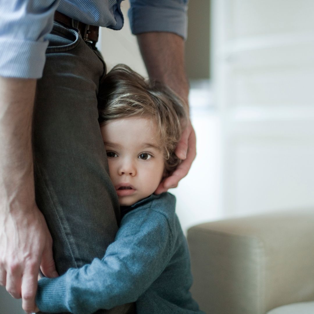 ¿Tu hijo es tímido? Lo qué debes hacer (y lo que no) para ayudarlo