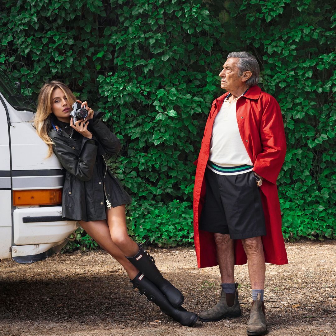 La protagonista lleva camisa y "culotte" Max Mara, chaqueta Barbour x Erdem y botas Hunter. A su lado, Andrés posa con polo Baracuta, bermudas Hermès, abrigo Barbour, botas Blundstone y reloj Rabat Pre-Owned & Vintage