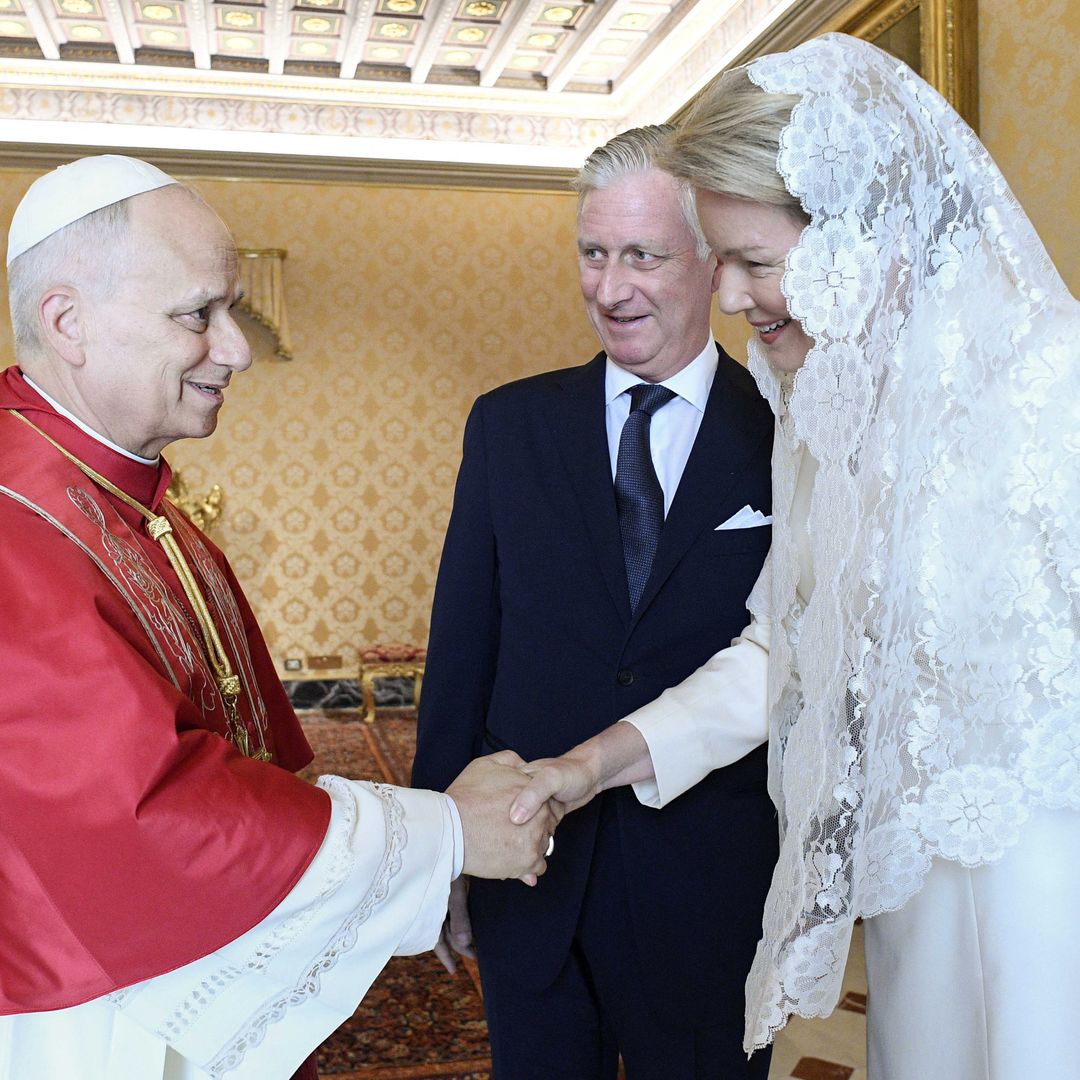 Matilde de Bélgica, la primera en hacer uso de su privilegio ante el Papa León XIV, ¿por qué ella puede ir de blanco y la reina Camilla no?