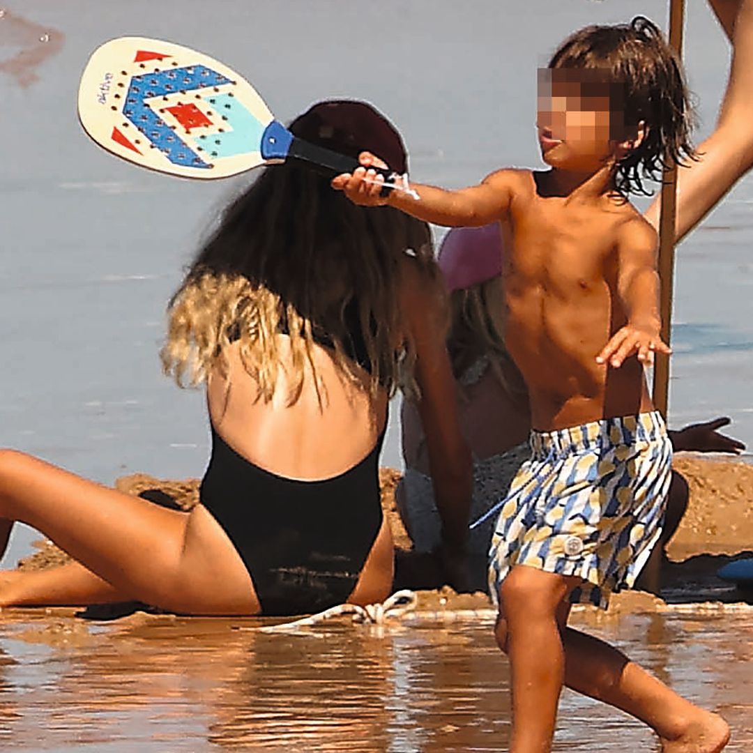 Feliciano López y Sandra Gago disfrutan con sus dos hijos de las playas de Cádiz