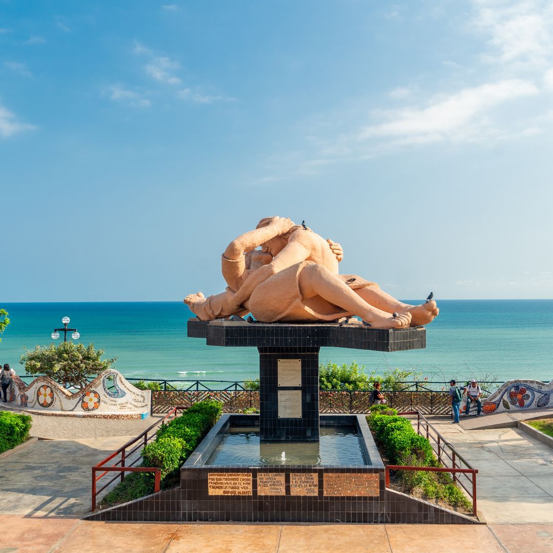 Escultura romántica con vistas al Océano Pacífico en los acantilados costeros de Miraflores en Lima, Perú