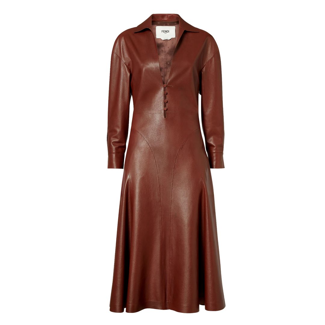 Vestido de cuero  (6.900 €), de Fendi