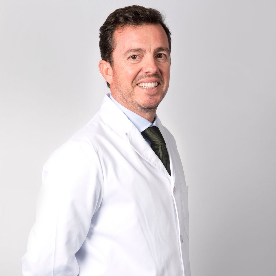 Rafael Luchena, oftalmólogo: "Hay que evitar bañarse con lentillas, ya que estas pueden actuar como reservorios de virus y bacterias"