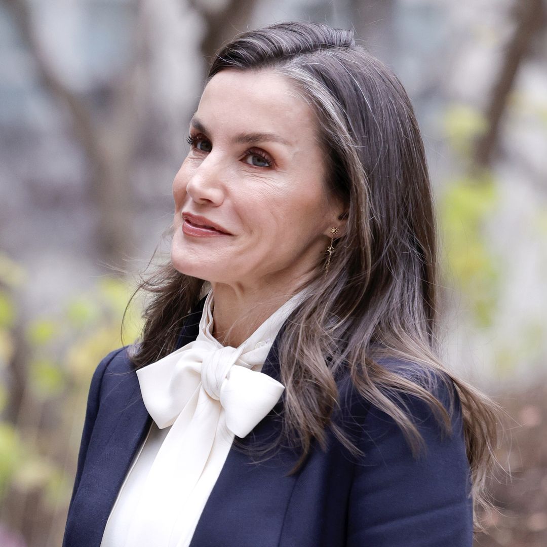 La reina Letizia, en su compromiso con la lana, luce un moderno traje azul sin solapas y una blusa con guiño a Leonor y Lady Di