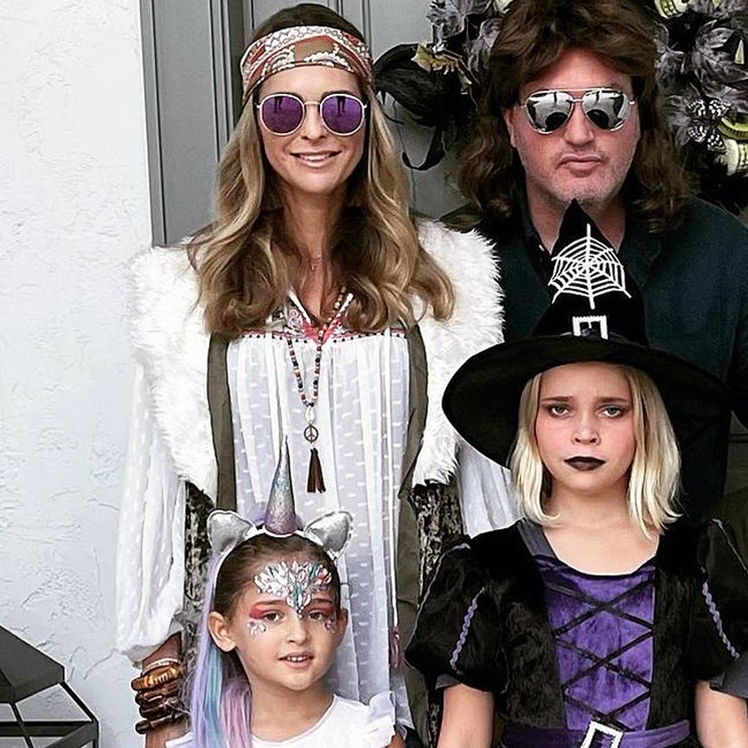Magdalena de Suecia y su familia celebran un Halloween atípico con hippies, unicornios y un piloto