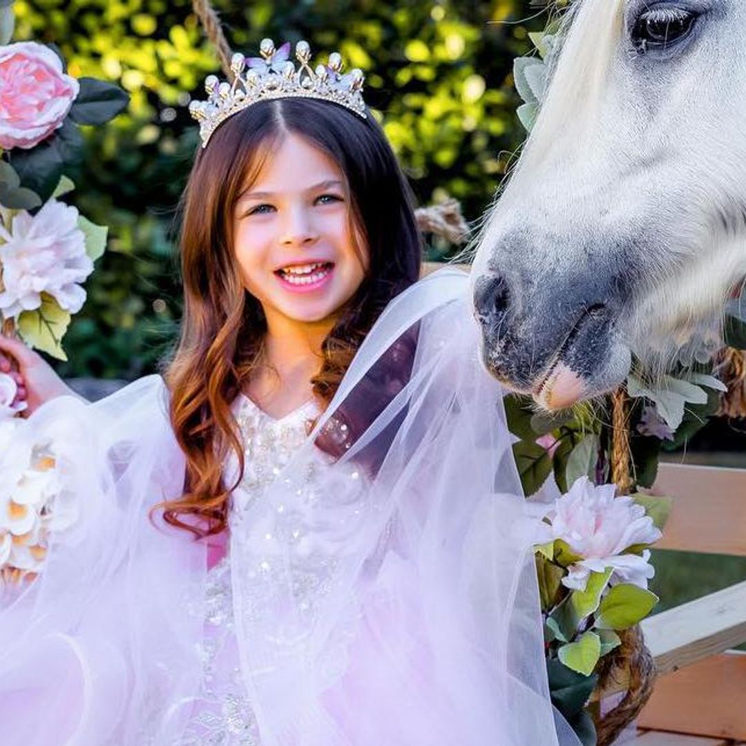 Luna, hija de Ximena Duque, de lo más adorable en sus clases de golf