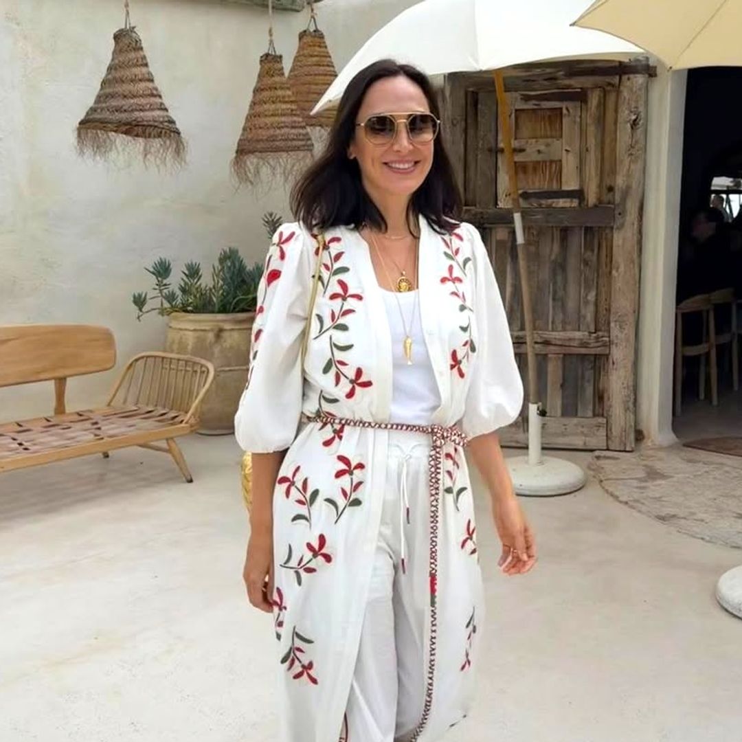 Tamara Falcó apuesta por el blanco, los bordados y el estilo bohemio en Ibiza junto a Íñigo Onieva y su suegra