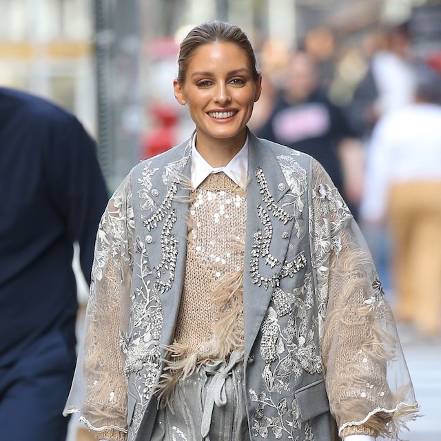 Olivia Palermo con bermudas grises y capas con pedrería