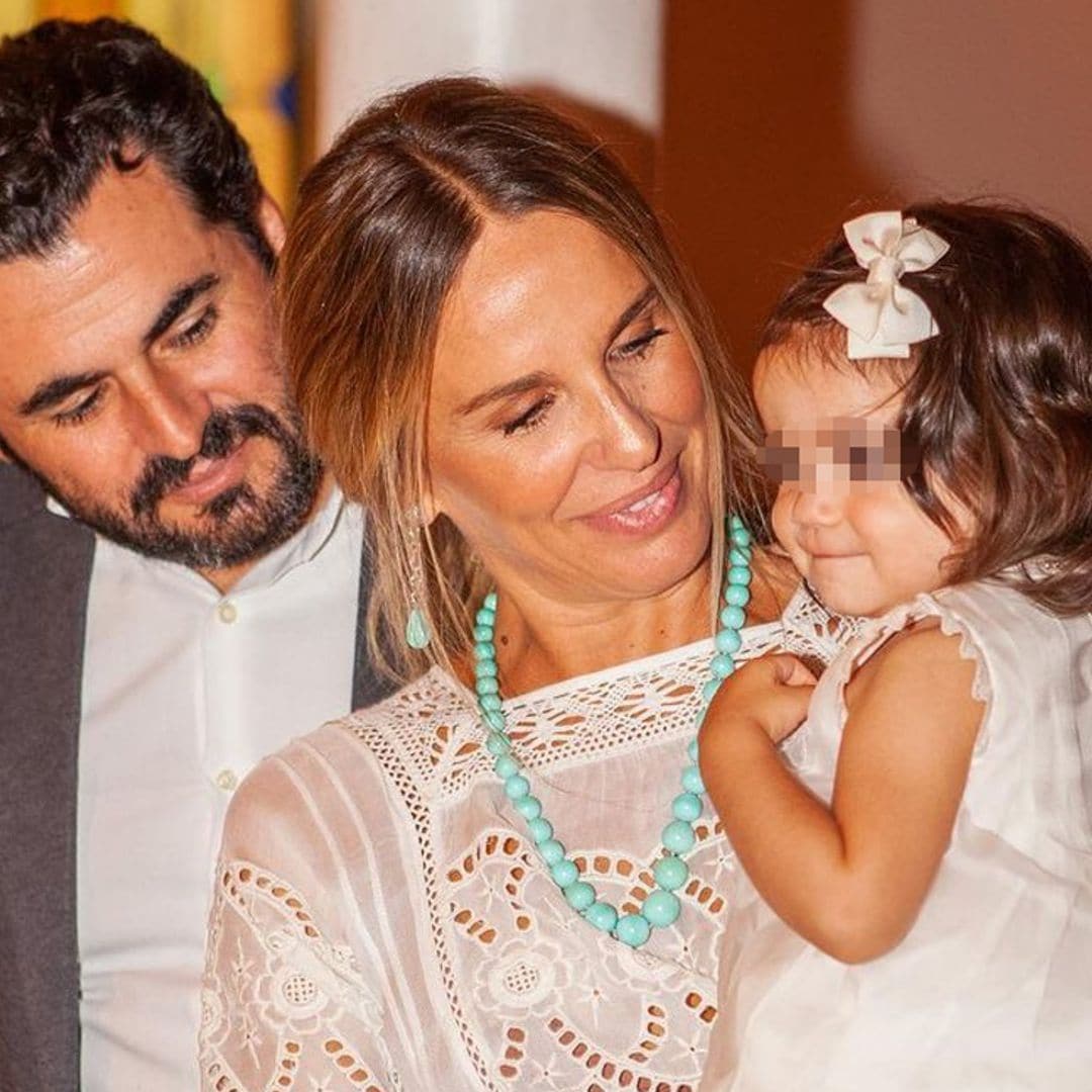 Carola Baleztena y Emiliano Suárez bautizan a su hija Juana y José Mercé ejerce de padrino