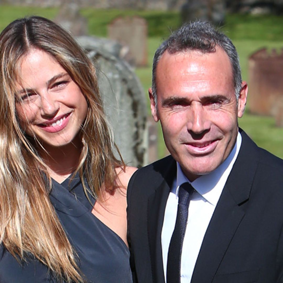 PRIMICIA: Martina Klein y Alex Corretja, padres de una niña llamada...