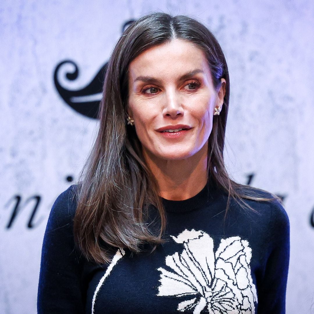 La Reina recupera su vestido sostenible de estampado floral en un día de lluvia por Madrid