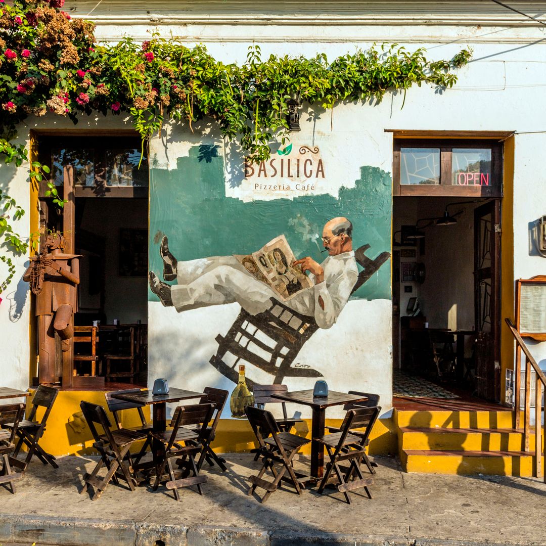 Street Art en la fachada de un restaurante de Cartagena en Colombia.