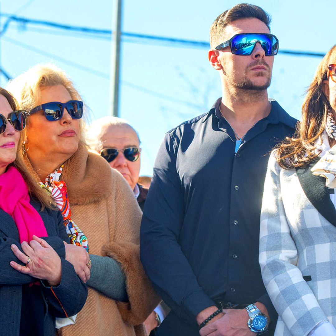 Tenso homenaje a Jaime Ostos en Écija: María Ángeles Grajal y Gabriela aparcan sus diferencias pero Jacobo evita a su hermana