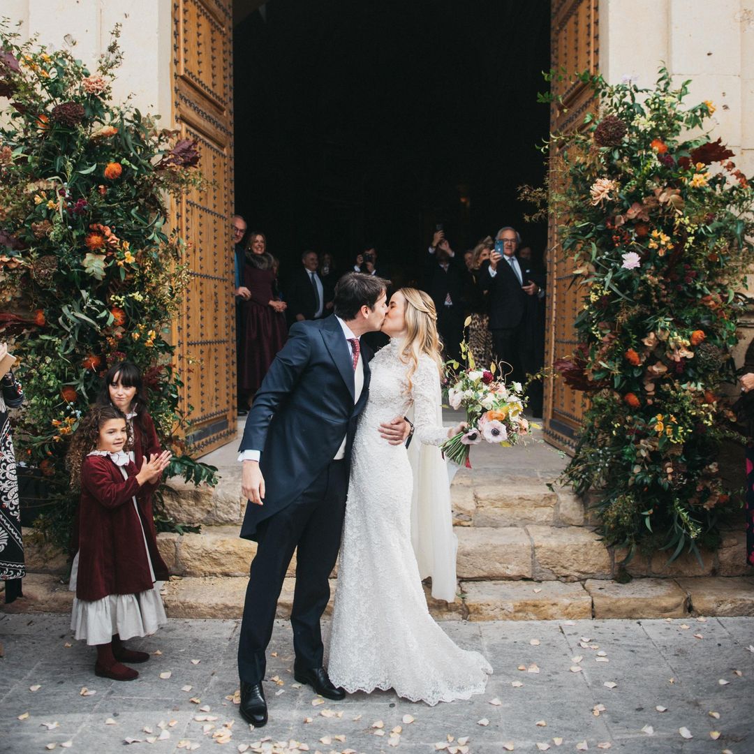 Beso de Sylvia Salas y Martín Gabilondo a la salida de la iglesia