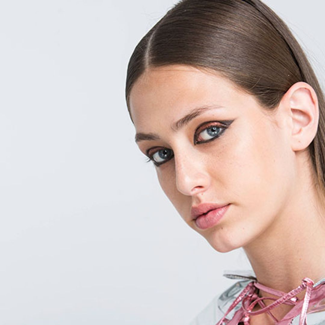 ¿Potenciar el efecto de tu 'eyeliner' gracias al peinado? Sí, es posible