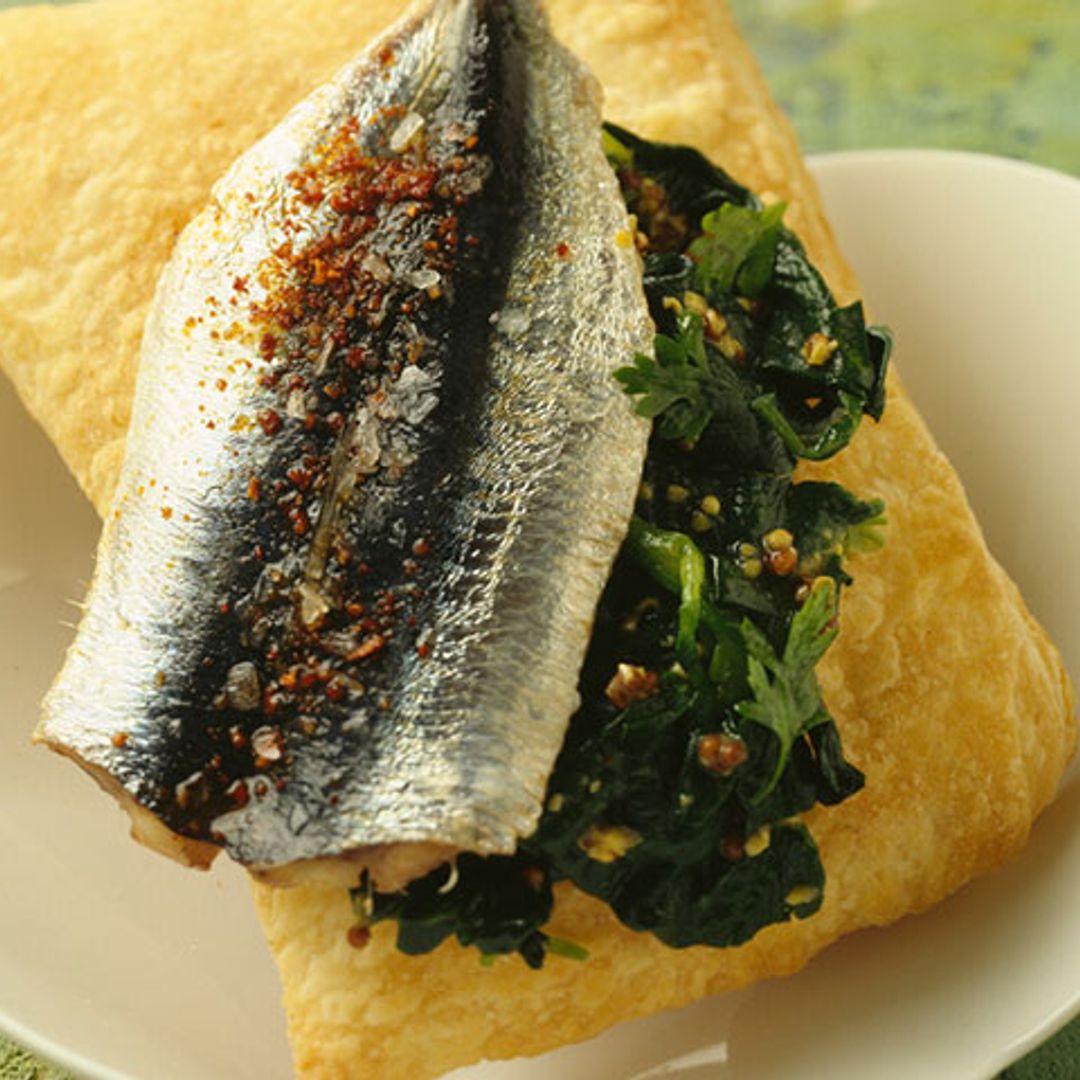 Aperitivo de sardinas sobre mojo verde y aceite picante