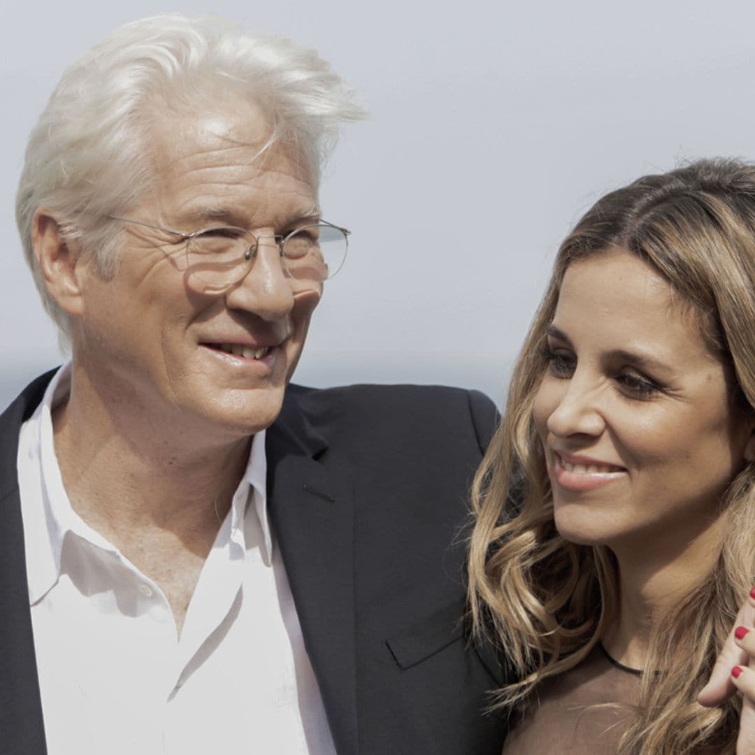 Paseos por la playa y planes gastronómicos en familia: las vacaciones gallegas de Richard y Alejandra Gere