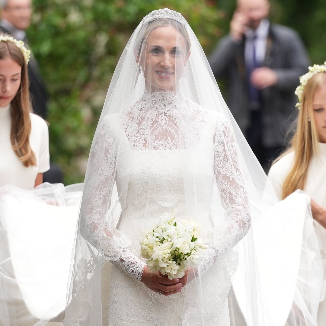 Harriet Sperling sorprende con tiara en su boda: vestido de encaje y velo con puntilla