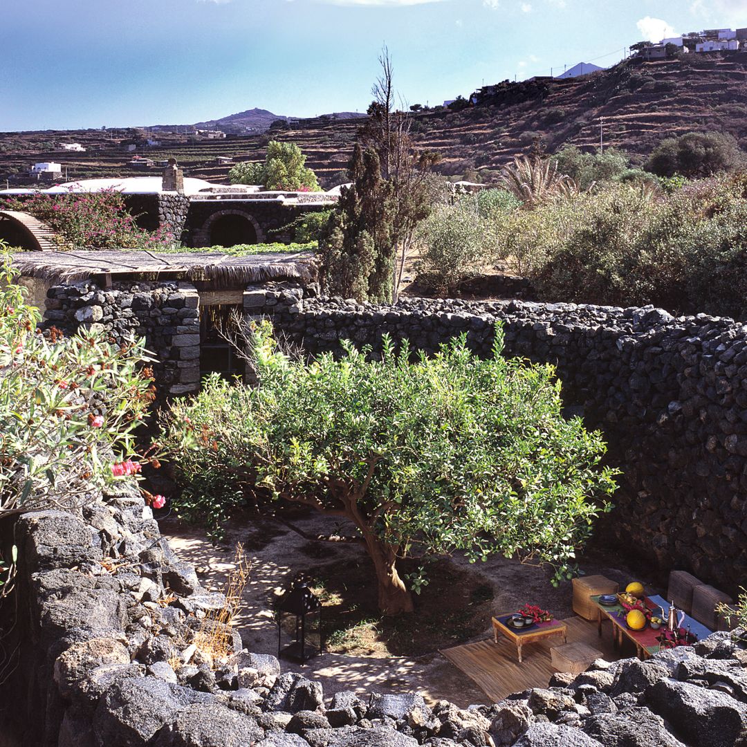 GIORGIO ARMANI NOS INVITA A SU PARAÍSO DE PANTELLERIA, LA ISLA VOLCÁNICA E INDÓMITA QUE LE ENAMORÓ HACE 40 AÑOS