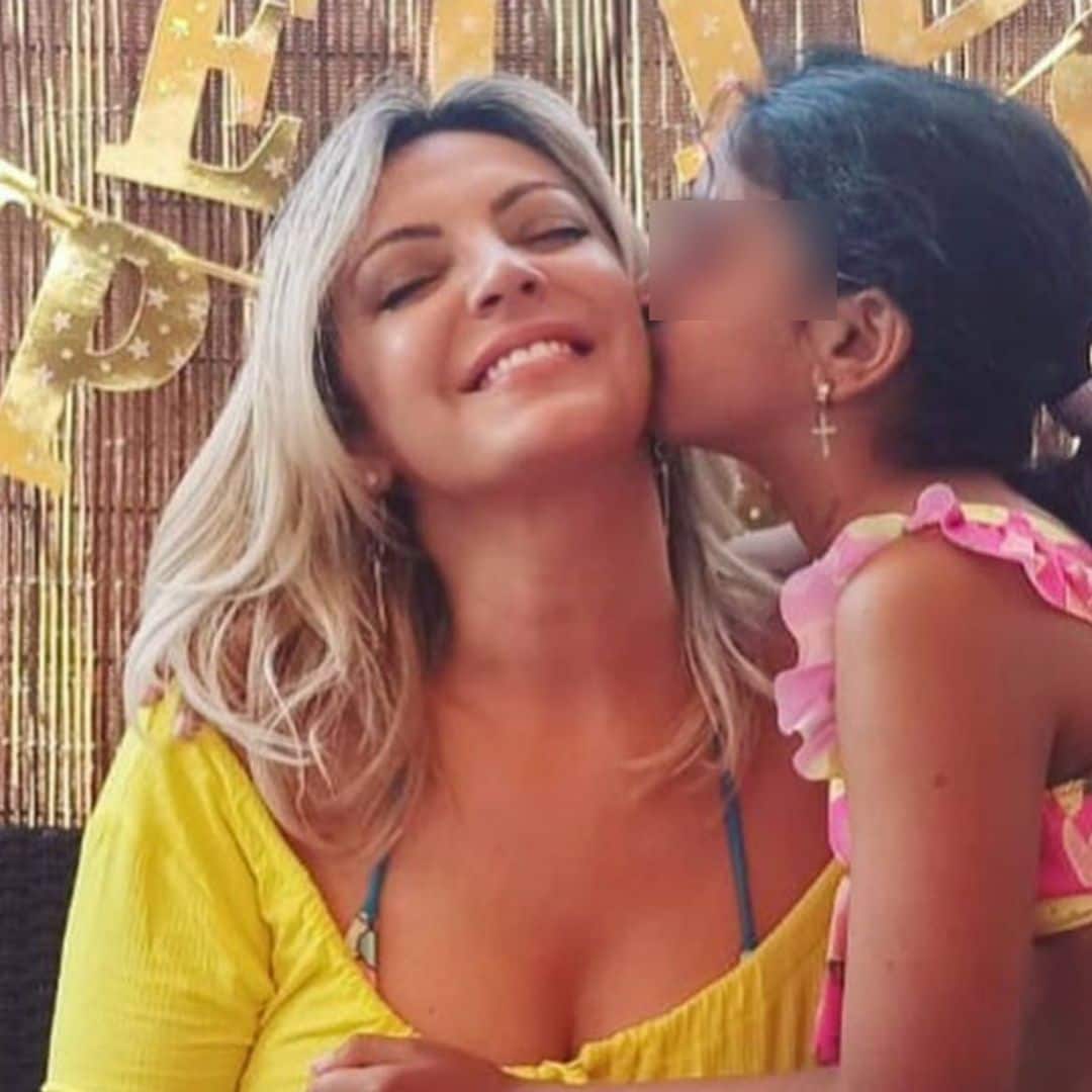 Merche celebra el cumpleaños de su 'princesa' Ambika bailando con ella en la playa