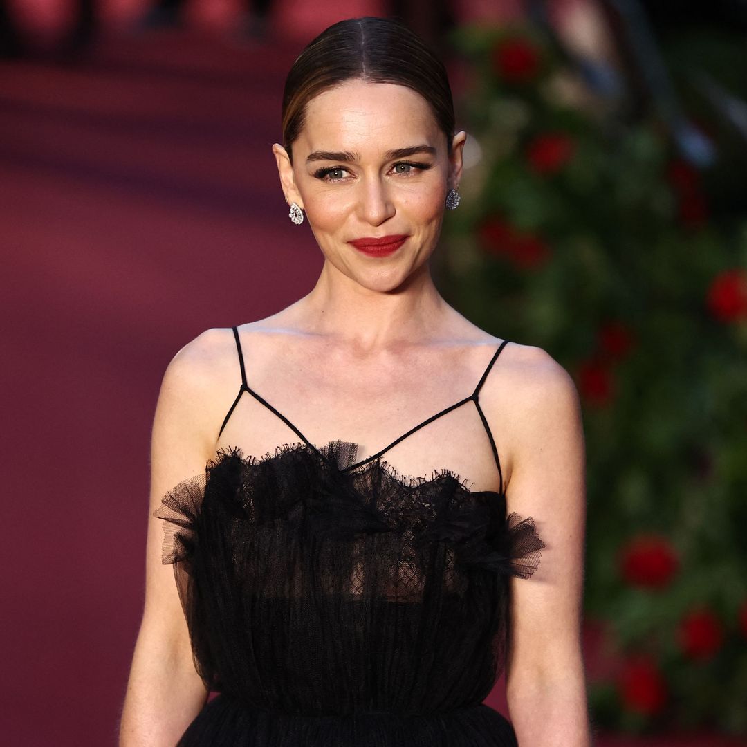 El sorprendente motivo por el que Emilia Clarke se rompe una costilla en el rodaje de 'Ponies': "Tres hombres en cuestión de horas"