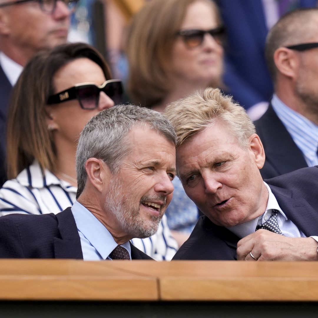 Quién es el prestigioso cirujano, padrino de la princesa Isabella, que acompaña al rey Federico en Wimbledon 2026