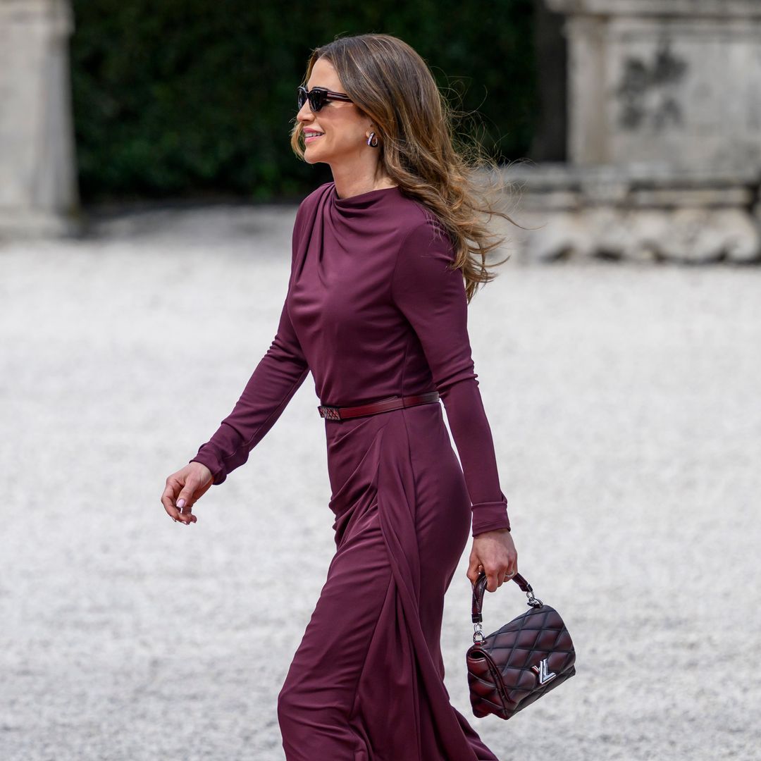 Rania de Jordania tiene el vestido de invitada de boda más elegante para otoño/invierno 2026