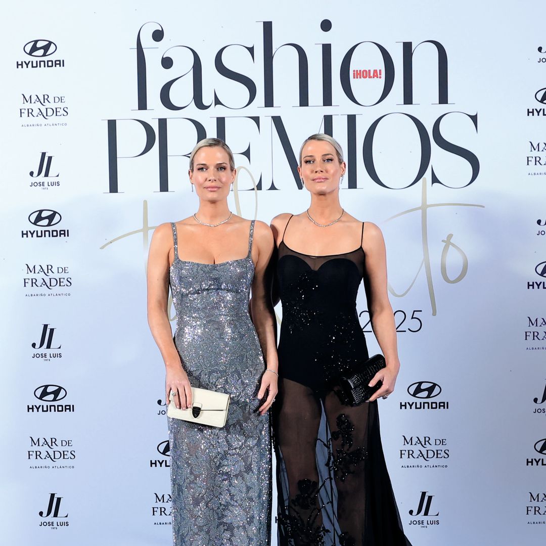 Vestidas en gris y plata por Ermanno Scervino, Lady Amelia y Lady Eliza Spencer, protagonistas de la portada de "¡HOLA! Fashion" de octubre, fueron las primeras en inaugurar la entrega de premios