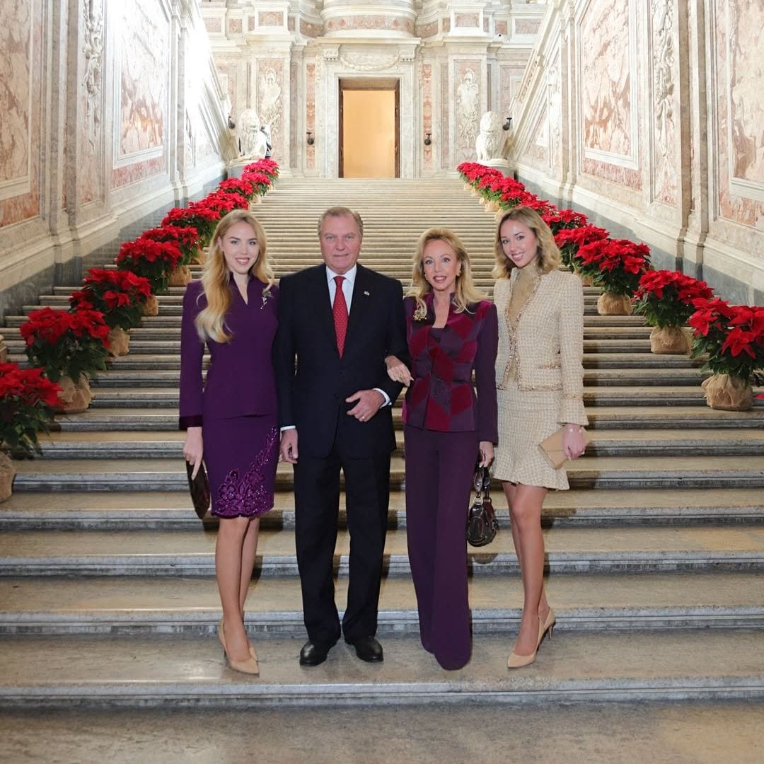 María Chiara y María Carolina de Borbón-Dos Sicilias junto a sus padres