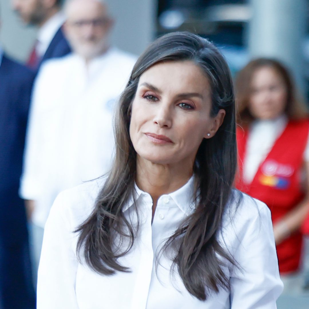 La reina Letizia despide en el aeropuerto al equipo que ayudará a Venezuela tras los terremotos: "Tendéis la mano a quienes lo están pasando mal"
