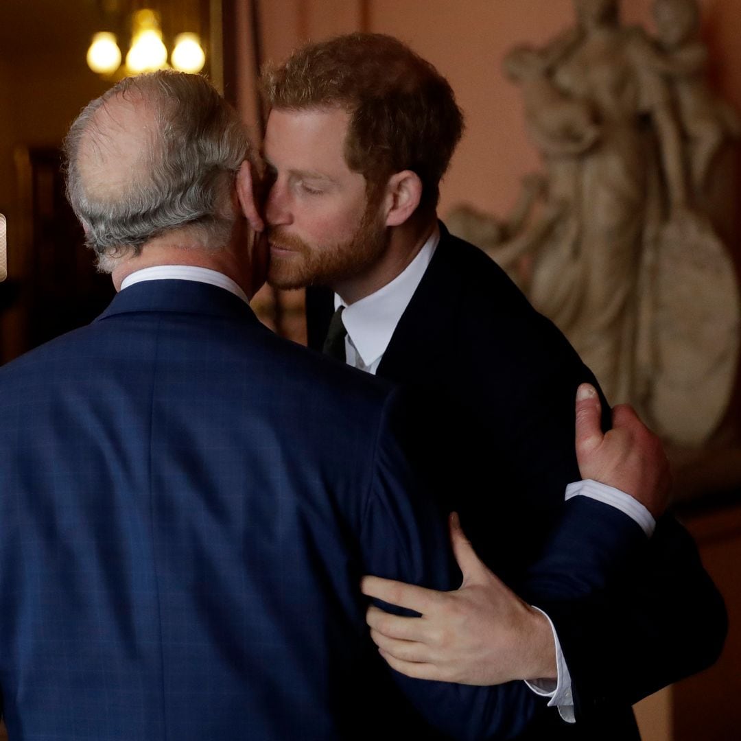 Tú a Londres y yo a Estados Unidos: Carlos III arranca 2026 con el "dilema Harry" y dos viajes que podrían cambiarlo todo